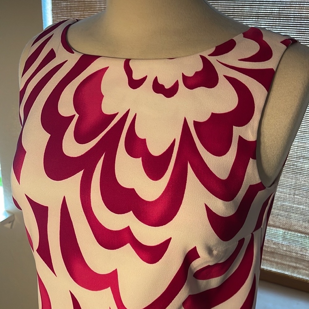 EUC Size 6 beautiful spring dress in fuchsia and white.